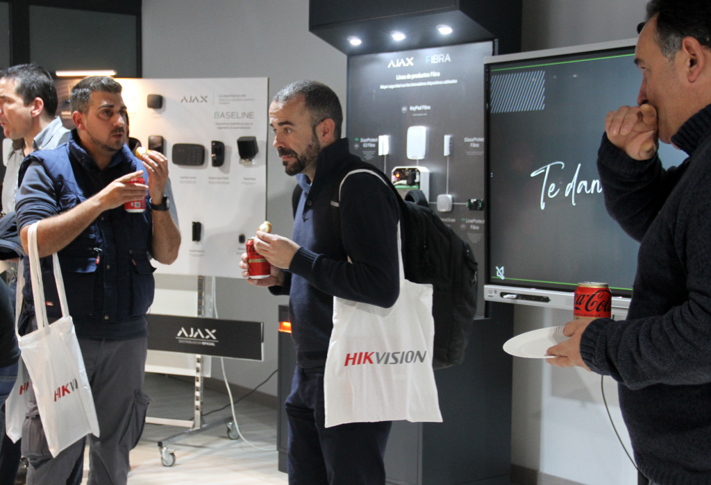 asistentes  de la formación con merchandising de hikvision y tomando un aperitivo en mundicam 